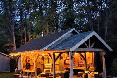 Image de Escape with 7 seat HotTub and Outdoor Entertainment Sleeps 6\nSouth Algonquin