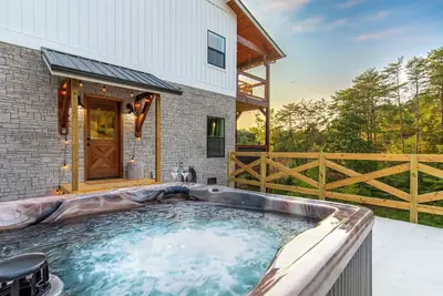 Image de *Cozy 3bd Cabin w/ Hot Tub! Fire Pit + Near Lake! *