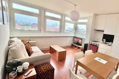 Image de Bright 2-Bed in Soho High-Rise with Skyline Views