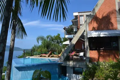 Image de House with stunning sea views, gated community with total security.