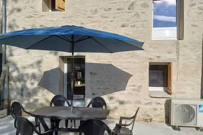 Image de maison, terrain clos. Chiens. Ancv. Wi-Fi. Parking. 5 minutes des commerces.
