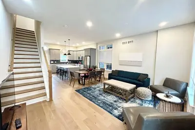 Image de 4-bedroom townhome in superb Newtown with WiFi, Ac. Enjoy your stay!
