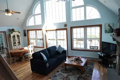 Image de Remodeled! Lakeside 9br Pocono Area Villa and private beach volley ball court