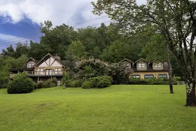 Image de Large Cabin at Exit 407 - lots of parking