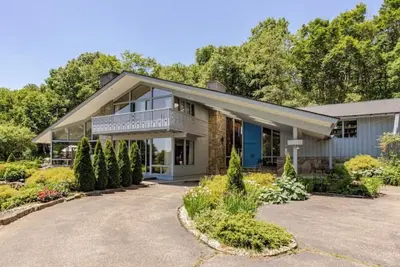 Image de Oak Manor, a luxurious property on 6, 6 acres.