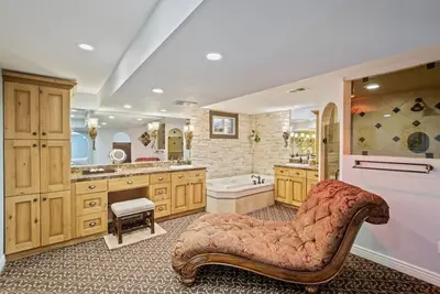 Image de King suite w/ hot tub, fire pit, & luxe bathroom