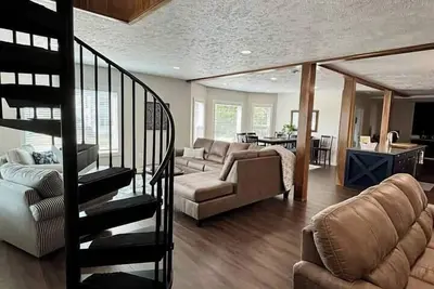 Image de Pristine Home Perfect for Family Bay Views Luxe Chef’s Kitchen Ludington Park