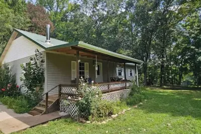 Image de Just minutes away from hiking trails and The Buffalo River lies our retreat!