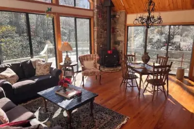 Image de Quiet mountain getaway nestled in a private community along a beautiful creek. \n