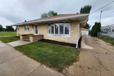 Image de Near Mke Airport 2. 5 bedrooms with Lower Level Rec Room and Large Parking Space.