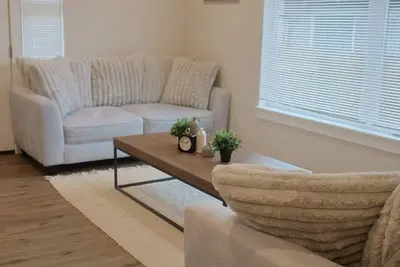 Image de Center of Downtown Luxury Modern Home W/ Game Room