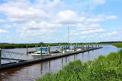 Image de Beautiful, Newly-Renovated Condo on the Altamaha River in Darien with BoatSlip