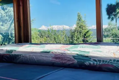 Image de Cozy bungalow nestled in the Himalayas, snow-capped peaks, Kumaoni culture.