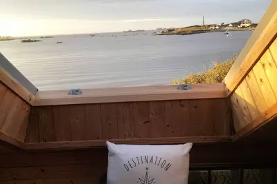 Image de Familienhaus in Frankreich mit den Füßen im Wasser