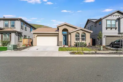 Spacious mid century/ boho\nInspired house in charming Fairfield. Close to Napa.