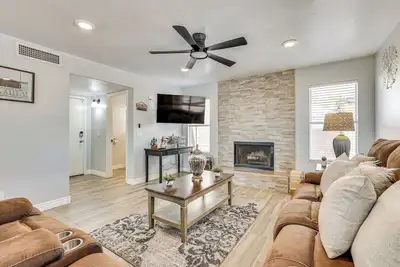 Image de Glendale Gem: Outdoor Pool Table & Kitchen!