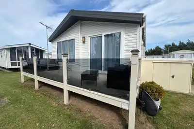 Image de Stunning lodge boasting large decking area at California Cliffs ref 50008l