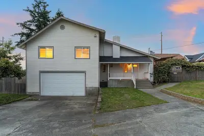 Image de The NorthWest Vibes 6bd/3ba  w/GameRoom Covered String Light Deck w/ Bbq&Firepit