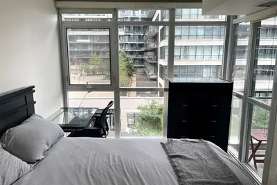 Image de 2bd • 1 Bath • 4 Guests • Parking • Balcony • Near Cn Tower • Downtown—By Hostia
