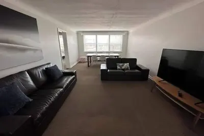 Image de 2 Bedroom Apartment steps to downtown Burlington and waterfront.