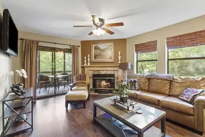 Image de Serenity~Luxury Lakefront Corner Unit~Pointe Royale Resort~Pools/HotTub