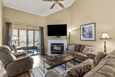 Image de Tranquility~Luxury Lakefront Condo~Pointe Royale Resort~Pools/HotTub