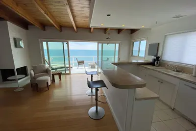 Image de Luxe 2-bedroom Malibu apartment on the sand