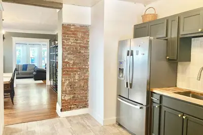Image de Upper Monroe 2-bedroom apartment with WiFi, porch & parking