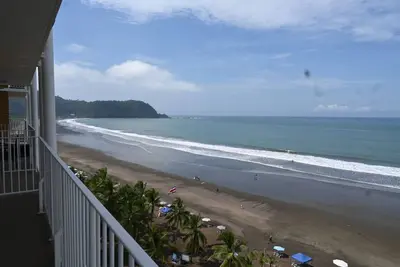 Image de Jacó beachfront condo in center of town