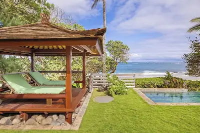 Image de Hale Ohana - Beachfront, Pool, Ac