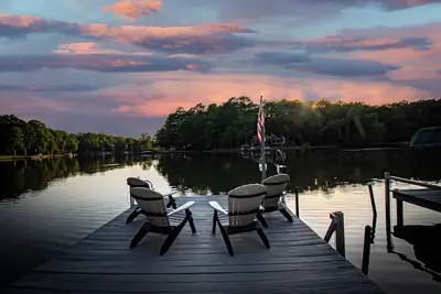 Image de New! ! - Cozy Home Away From Home on the Lake