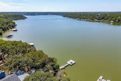 Image de Escape to our newly renovated lakefront home on the hidden gem of Lake PaloPinto