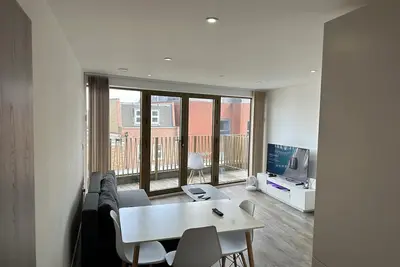 Image de Charming 2-Bedroom Apartment in a Vibrant Area, Steps from Sainsbury’s and More.