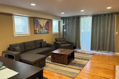 Image de Family-friendly, spacious, next to Jackson Park. Free parking.