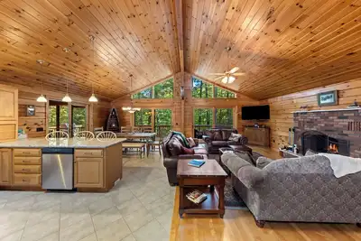 Image de Fabulous Fern Cabin | Hot Tub | Game Room