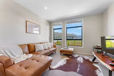 Image de Queenstown Townhouse •5mins Airport •A/C •Wifi •Tv