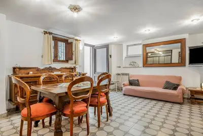 Image de GuestHost - Spacious 139 sqm apartment in the heart of Taormina, ideal for 8 people. Structured on 3 levels, it offers ample space and modern comforts, including air conditioning. Located in a pedestrian area, it allows you to fully enjoy the lively atmo