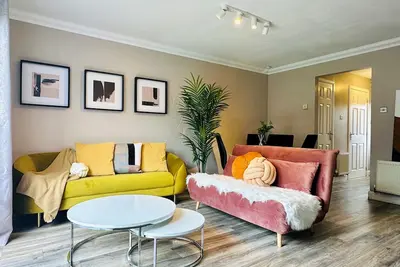 Image de Relaxing Hideaway: Chic 2rb Townhouse Urban Oasis with Free Parking