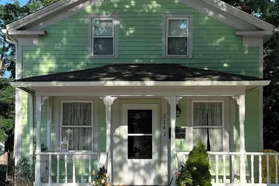 Image de Welcome to our charming 1850's cottage-style home - Frances House