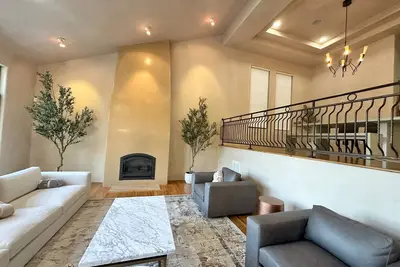 Image de Serene Four-Bedroom Estate with Jacuzzi, Game Room, and Panoramic Bay Views