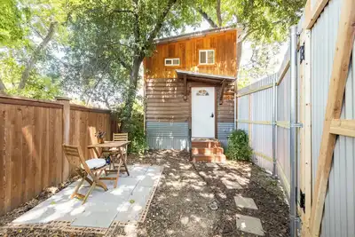 Image de Charming Tiny Home Cottage - East Side!