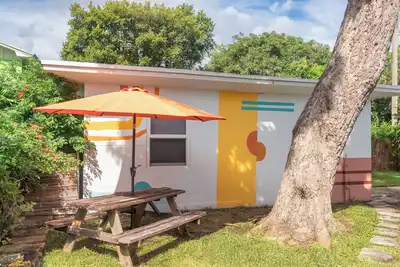 Image de Minutes from Downtown & Beach. Cottage on a Park in a Historic Neighborhood