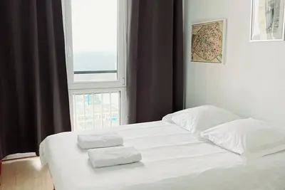 Image de Charmant appartement. Chambre vue sur la Tour Eiffel, Paris.