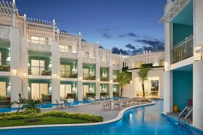 Image de Royal Swim-Up Suite w/ King Bed, Ocean Views & Direct Pool Access All-Inclusive