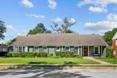 Image de 3 Bedroom Historical Registry Home
