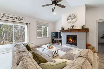 Image de Stunning New Build: Sleeps 10!