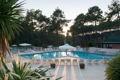 Image de Joli appartement dans une maison de vacances avec piscine, terrasse, animaux admis et parking