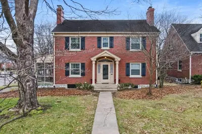 Image de This house is a 4 bedroom(s), 2 bathrooms, located in Lexington, Ky.