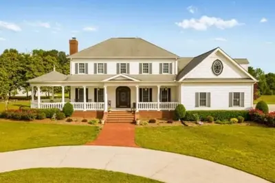 Image de Minutes from the Ocoee River! Farmhouse that sleeps 18! 3 King Suites!