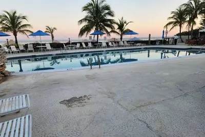 Charming beach front condo, Freeport, Coral Beach, with Ac/WiFi, salon/spa, pool